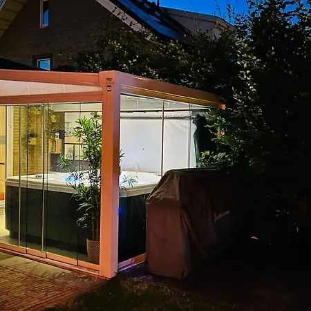 Luxury Vacation Villa, Private Jacuzzi & Sauna