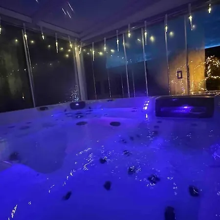 Luxury Vacation Villa, Private Jacuzzi & Sauna