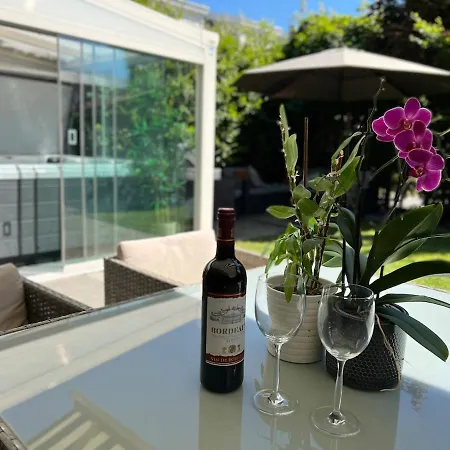 Luxury Vacation Villa, Private Jacuzzi & Sauna Villa