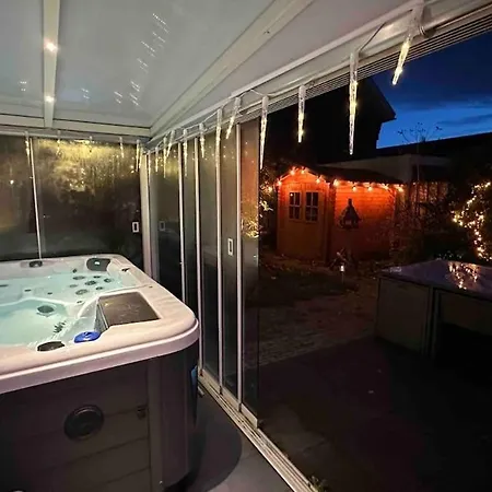 Villa Luxury Vacation Villa, Private Jacuzzi & Sauna Zoetermeer