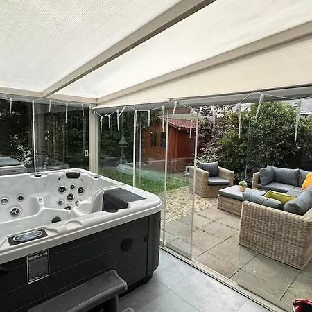 Luxury Vacation Villa, Private Jacuzzi & Sauna Villa