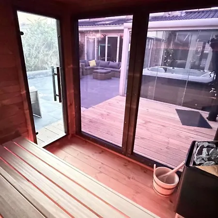 Luxury Vacation Villa, Private Jacuzzi & Sauna Villa *