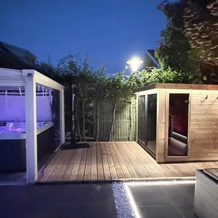 Luxury Vacation Villa, Private Jacuzzi & Sauna